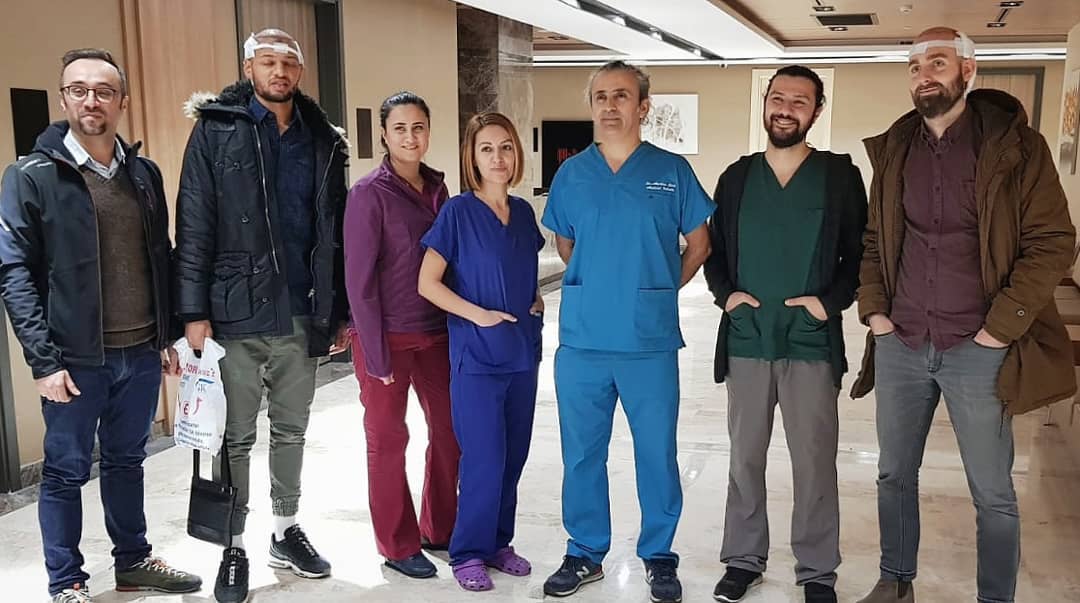 Le Dr Merdan Çelik et son équipe médicale